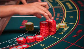 Meja blackjack dengan opsi Cash Out